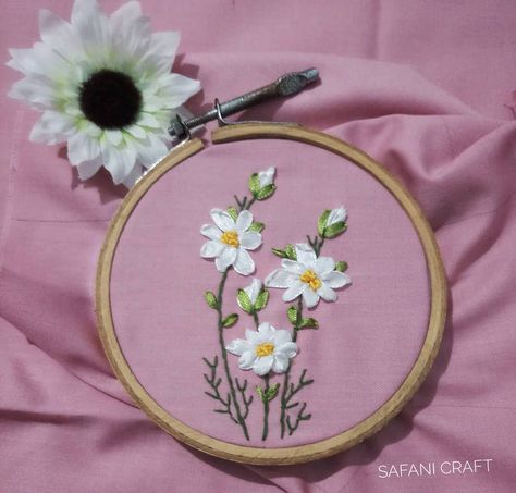 39 Suka, 0 Komentar - Laily Kusuma (@safani_craft) di Instagram: “White flowers... #ribbonembroidery #ribbonart #sulampita #handembroideryribbon #sulamantangan…” Sulam Pita, Sulaman Pita, Instagram White, Pola Sulam, Pita, White Flowers, Coin Purse, Ribbon, Blazer