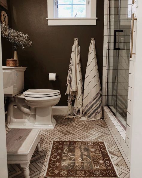 Brown And Beige Bathroom, Tan Bathroom Ideas, Tan Bathroom, Best Bathroom Paint Colors, Bathroom Decor Ideas On A Budget, Warm Bathroom, Brown Bathroom Ideas, Brown Bathroom Decor, Beige Bathroom