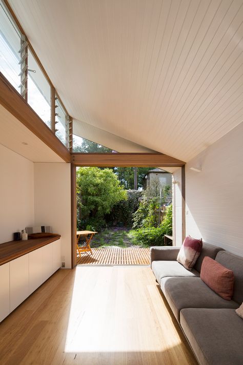 Adriano Pupilli Architects has designed a Courtyard House in Sydney’s Petersham that fits its charming design snuggly between terrace houses. Timber Panel Ceiling, Blackbutt Floors, Long Narrow House, Panel Ceiling, Midcentury Architecture, Narrow House Designs, Skillion Roof, Timber Floors, Louver Windows