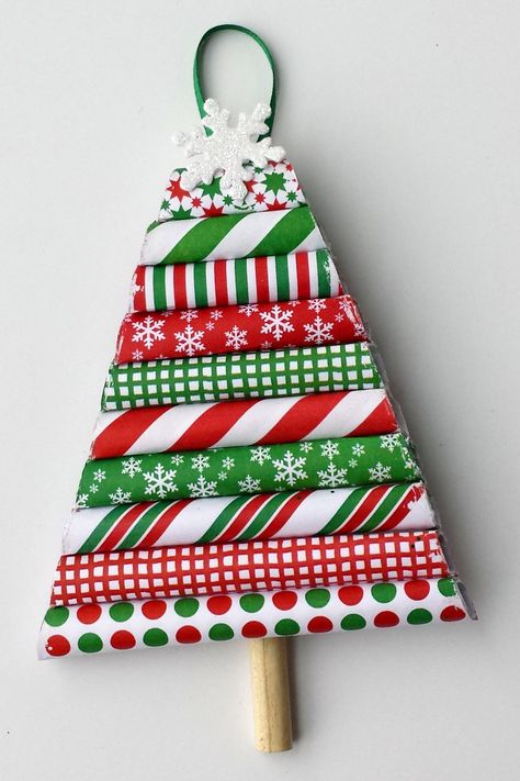 You'll love these pretty, yet simple-to-make, wrapping paper ornaments. This craft is a fun way to use leftover Christmas wrapping paper, and kids can help too. Ornament Ideas Diy, Diy Christmas Wrapping Paper, Diy Christmas Ornaments Rustic, Christmas Ornament Ideas, Diy Christmas Paper, Christmas Wrapping Diy, Christmas Scrapbook Paper, Wrapping Paper Crafts, Classic Characters