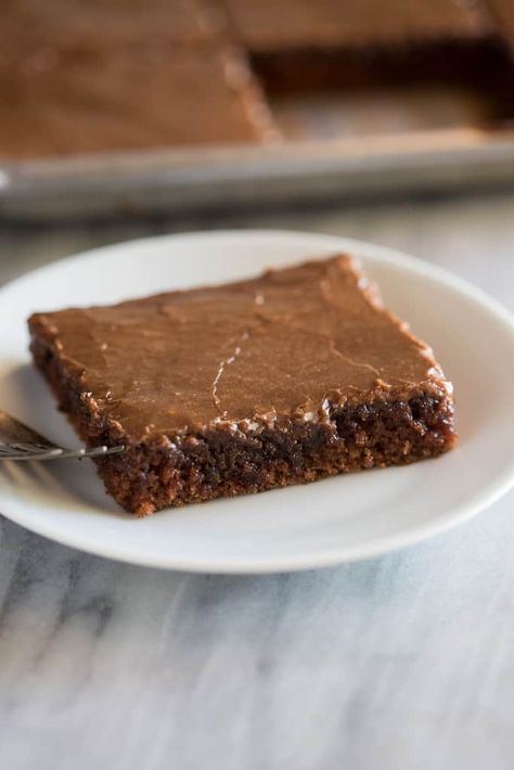 The best (and easiest) Texas Sheet Cake is an amazing chocolate cake recipe made in a jelly roll pan and covered in warm chocolate frosting. Chocolate Sheet Cake Recipe, Texas Sheet Cake Recipe, Popular Desserts Recipes, Pumpkin Sheet Cake, Amazing Chocolate Cake Recipe, Texas Sheet, Texas Sheet Cake, Chocolate Sheet Cake, Easy Chocolate Cake