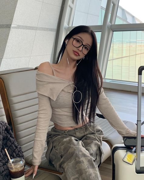 강경민 | 🇰🇷- - ✈️- - 🇺🇸LA !!!!!!!!!!!!! | Instagram Looks Kylie Jenner, Korean Girl Fashion, Fashion Attire, Girly Fashion, Kpop Outfits, Teen Fashion Outfits, Ulzzang Girl, Teen Fashion, Classy Outfits