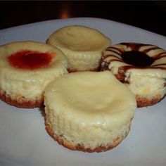 Keto Cheesecake Cupcakes Miniature Cheesecakes, Cheesecake Cupcakes Recipe, Sour Cream Cheesecake, Postre Keto, Recipe Cake, Low Carb Cheesecake, Cheesecake Cupcakes, Cupcakes Recipe, Keto Cheesecake