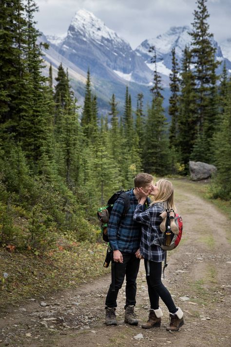 Hiking Photography Couples, Couple Hiking Pictures, Kananaskis Hiking, Hiking Poses Photo Ideas, Travel Couple Photography, Banff Hiking, Hiking Picture Ideas, Hiking Poses, Hiking Engagement Photos