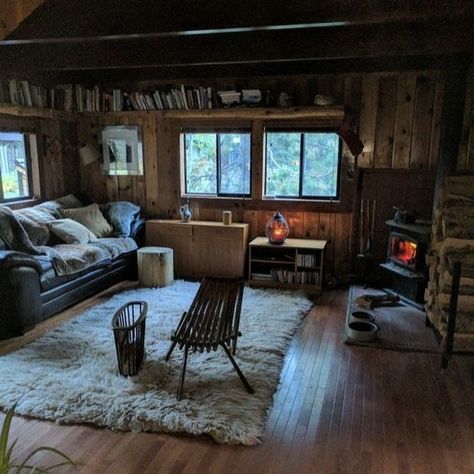 Chalet Style Homes, Ecological House, Diy Rustic Home, Rustic Home Interiors, Cabin Living, Deco Boheme, Tiny House Cabin, Small Cabin, Cabin Style