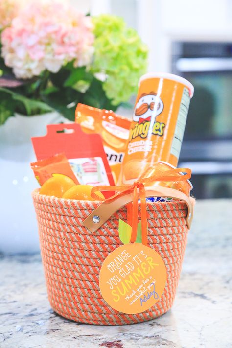 Orange You Glad Teacher Appreciation Gift Tag - Kim Byers Orange Teacher Gift, Orange You Glad It's Summer, School Pictures Ideas, Free Teacher Appreciation Gifts, 1st Day Of School Pictures, Teacher Appreciation Gift Ideas, Crafts Organization, Themed Treats, Appreciation Gift Ideas