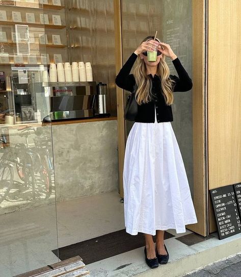 Night Chic Outfit, Millennial Work Outfit, Layered Travel Outfit, Cottage Chic Outfit, White Skirt Office Outfit, Paris Modest Outfits, Summer Work Skirt Outfits, Street Style Business Casual, Fall Outfits White Skirt