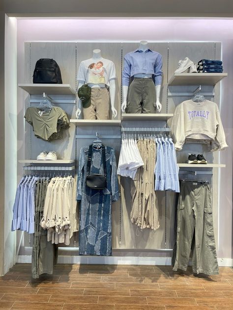 Clothing Visual Merchandising, Small Boutique Ideas Clothing, Small Boutique Ideas Clothing Store Displays, Aesthetic Clothing Store Interior, Retail Wall Display Ideas, Visual Merchandising Ideas Clothing Store Displays, Window Display Design Creative, Tshirt Display Ideas Retail, Small Clothing Store Interior