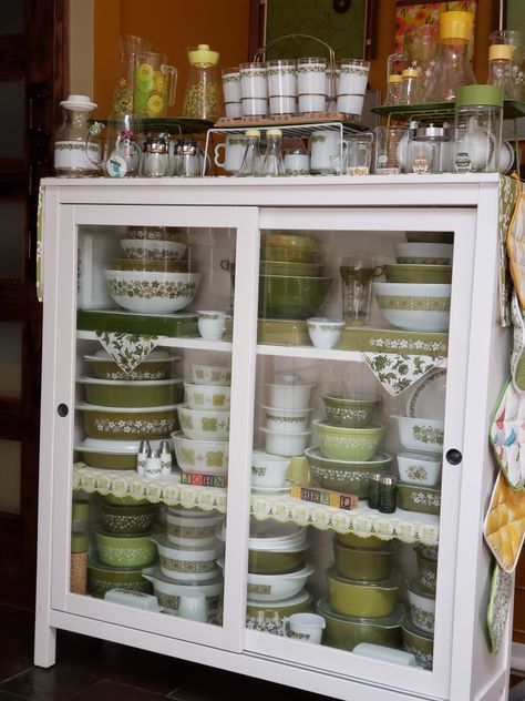 Vintage Pyrex Decorating, Pyrex Display Ideas, Vintage Pyrex Display, Scullery Ideas, Grandmacore Aesthetic, Pyrex Display, Thrift Ideas, Vintage Booth Display, Vintage Pyrex Dishes