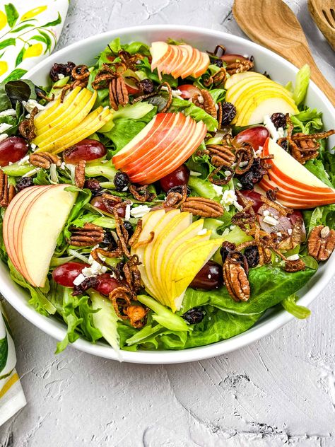 waldorf salad in a bowl Simple Salad Dressing Recipes, Easy Waldorf Salad, Seafood Potatoes, Classic Waldorf Salad, Simple Salad Dressing, Steak And Potato Soup, Tasty Salad Recipes, Quick Salad Recipes, Shirazi Salad