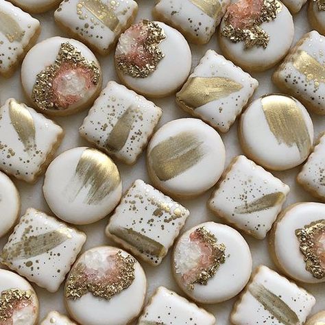 Golden Cookies Decorated, Gold Cookies Decorated, Golden Birthday Cookies, Glitter Cookies, Luxury Cookies, Golden Cookie, Gold Cookies, Dream Bakery, Gala Ideas