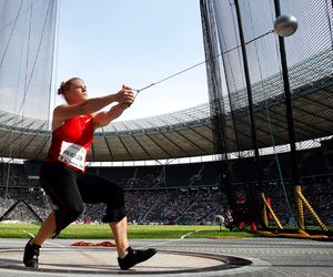 The Hammer Throw Workout Plan takes 4 weeks to complete, requires 4 days per week, and requires a(n) Intermediate skill level. Hammer Throw Workout Plan: Hammer throwing is a unique sport that requires explosive power and strength in addition to skill at a specific throwing motion used to launch an metal object. In the past, people threw hammers. In the modern Olympics, people throw a metal sphere. Doing hammer throw exercises is the only way to learn the proper technique. The more times an ... Sledge Hammer Workout, Track Action Shots, Hammer Throw Track Field, Olympic Fencing, Track And Field Events, Hammer Throw, Olympic Track And Field, Discus Throw, Field Athletes