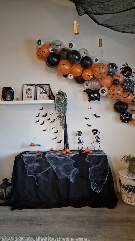 This halloween balloon arch is super cute! DIY Halloween party deco ideas Party Deco Ideas, Halloween Balloon Arch, Halloween Dessert Table, Diy Halloween Party, Halloween Balloon, Arch Ideas, Halloween Dessert, Halloween Balloons, Party Deco