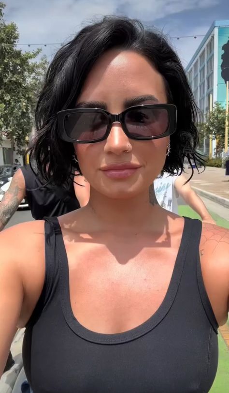 Demi Lovato Shirt, Demi Lovato Short Hair, Growing Short Hair, Demi Lovato Makeup, Growing Out Pixie Cut, Demi Lovato Hair, Shortish Hair, Grown Out Pixie, Curly Hair Trends