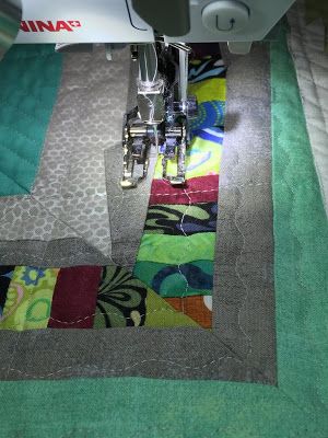 She Quilts It: Serpintine Quilting Stitch Serpentine Stitch Quilting, Quilt As You Go, Quilt Stitching, Straight Stitch, Sewing And Quilting, Quilting Tips, The Factory, Picture Show, Quilting