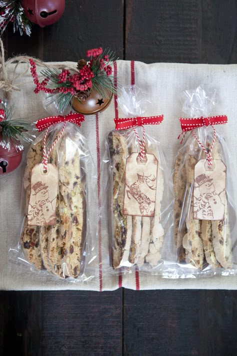 Cranberry & Pistachio Biscotti - Celebrate Creativity Biscotti Gift Ideas Christmas, How To Wrap Biscotti Packaging Ideas, Biscotti Christmas Gift, Biscotti Gift Packaging, Biscotti Packaging Ideas, Biscotti Packaging, Cranberry Biscotti Recipe, Holiday Biscotti, Christmas Biscotti