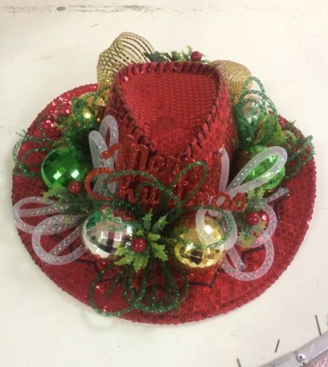 Cool Christmas cowboy hat! Cowboy Christmas Hat, Crazy Christmas Hat, Christmas Hats Ideas, Cowboy Hat Diy, Christmas Cowboy Hat, Christmas Headband Diy, Diy Christmas Hats, Christmas In July Decorations, Decorated Hats