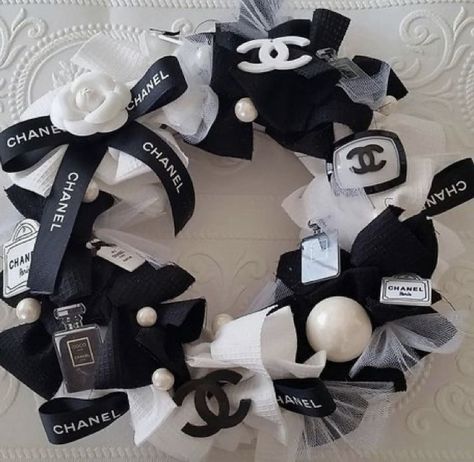 Chanel Inspired Christmas Decor, Chanel Christmas Decorations, Chanel Theme Christmas Tree, Chanel Room Decor Ideas, Chanel Inspired Christmas Tree, Chanel Tree Christmas, Chanel Christmas Tree Ideas, Chanel Towels, Luxury Christmas Aesthetic