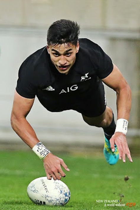 New Zealand All Blacks vs South Africa. Seven Rugby: Rieko Ioane. All Blacks Rugby Wallpaper, Rieko Ioane, Rees Zammit, Rugby Wallpaper, All Blacks Rugby Team, Gloucester Rugby, Nz All Blacks, Rugby Boys, All Blacks Rugby