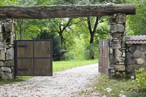 Arched Driveway Entrance, Driveway Wall Ideas Entrance, Driveway Entryway Ideas, Driveway Posts Entrance, Rustic Driveway Entrance Ideas, Rural Driveway Entrance Ideas, Property Entrance Ideas, Diy Driveway Entrance Ideas, Driveway Entrance Pillars