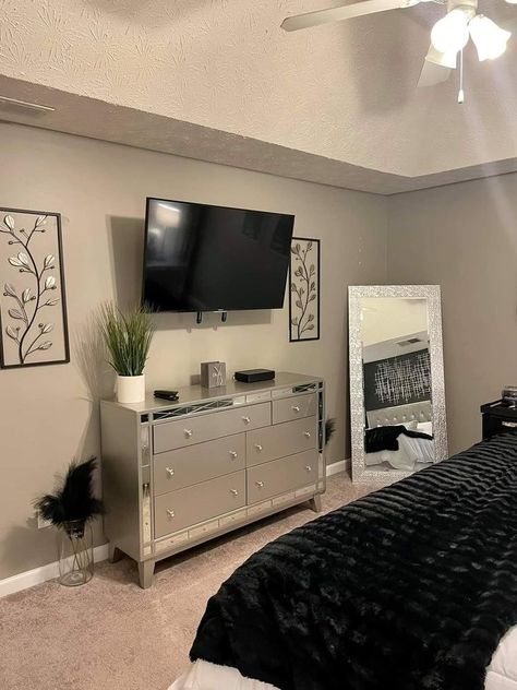 Bedroom Looks Modern, Bedroom Ideas Grown Woman, Dark Gray And Black Bedroom, Simple Bedroom Ideas For Women, 23 Year Old Room Decor, Women’s Room Decor, Vanity Mirror In Bedroom, 21 Bedroom Ideas, New Apartment Decorating Bedroom