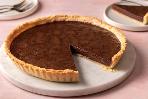 Tarte au chocolat, one of the most famous dishes of the French Kitchen, who does not love it. It is so easy to make and you will be happy you did. Chocolate Mousse Tart, Chocolate Tart Recipe, Chocolate Flan, Chocolate Tarts Recipe, French Tart, Fruit Tart Recipe, Chocolate Custard, French Chocolate, Tart Dessert