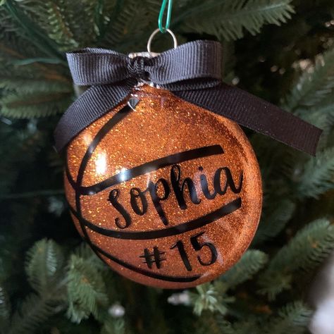 Basketball Christmas Ornaments Diy, Basketball Ornaments Diy, Plastic Disc Ornaments Diy, Disc Ornaments Diy, Basketball Swag, Basketball Ornaments, Basketball Crafts, Cricut Ornaments, Basketball Christmas