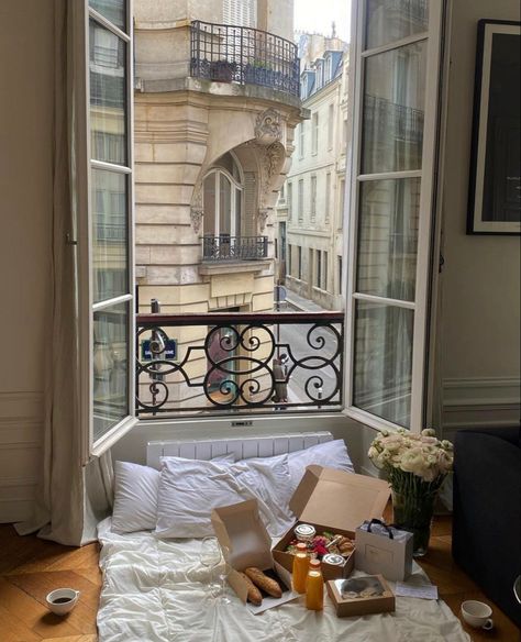 Paris Maximalist Apartment, Small Paris Apartment Aesthetic, French Apartment Aesthetic Living Room, Rome Apartment Aesthetic, Paris Home Aesthetic, Paris Room Aesthetic, Paris Apartment Interiors French Style, Small Apartment Paris, Italy Apartment Aesthetic