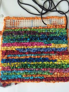 Millie's Girls: What the Heck is Locker Hooking? Locker Hooking Tutorial, Locker Hooking Rugs, Lockerhook Rug, Locker Hooking For Beginners, Locker Rugs, Hooking Rugs, Rag Rug Diy, Rag Rug Tutorial, Locker Hooking