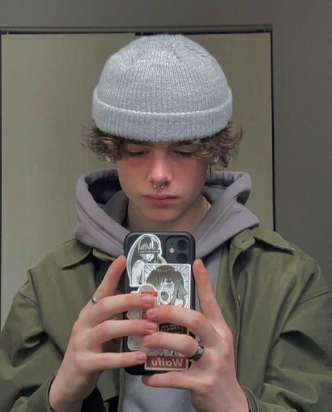 𝑷𝒊𝒏𝒕𝒆𝒓𝒆𝒔𝒕: @𝑵𝒂𝒊𝒎𝒎_3𝒍𝒈 🍒 Hat With Short Hair, Beanie Hairstyles, Beanie Outfit, Short Grunge Hair, Mens Beanie, Male Poses, Mens Hairstyles Short, Grunge Hair, Boy Hairstyles