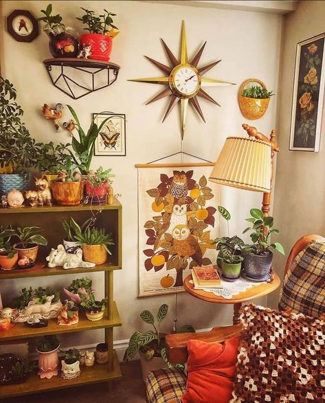 Living Room Boho Eclectic, Boho Hippy Home Decor, Living Room Yellow Couch Decorating Ideas, Groovy Gallery Wall, Wicker Sunroom Decorating Ideas, Vintage Botanical Bedroom Ideas, 70s Earthy Aesthetic, 70s Boho Aesthetic Home, 70s Vibe Living Room