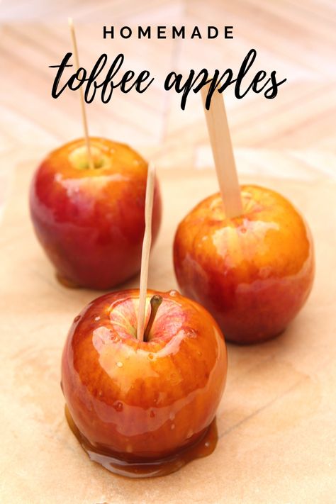 Toffee Apples Recipe, Bonfire Night Treats, Halloween Bonfire, How To Make Toffee, Toffee Apples, Easy Toffee, Candy Apple Recipe, Homemade Toffee, Apple Recipe