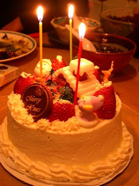 Japanese Christmas Cake Japanese Birthday Cake, Veggie Arrangements, Japanese Cakes, Japanese Christmas Cake, Cake With Fresh Strawberries, Holiday Apps, Christmas Japan, Baking Aesthetic, Japanese Christmas