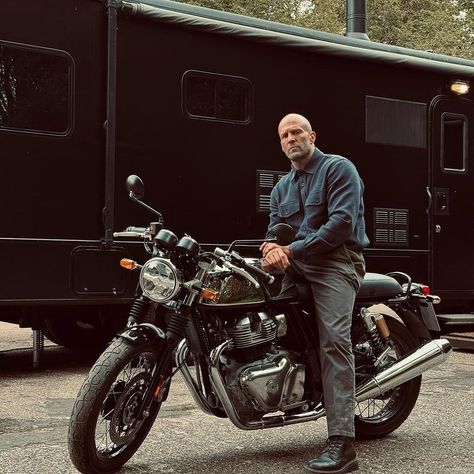 Jason Statham a Hollywood actor is pictured with a Royal Enfield Continental GT 650 #royalenfield #continentalgt #gt650twin #ınstagood #trending #viral #autonews Continental Gt650, Estilo Cafe Racer, Gt 650, Biker Photography, Мотоциклы Cafe Racers, Royal Enfield Bullet, Biker Aesthetic, Motorcycle Aesthetic, Bike Photoshoot