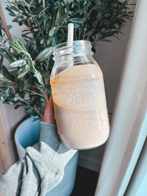 Mint Chocolate Protein Shake - Just Jessie B Chinese Chicken Stir Fry, Chocolate Protein Shake, Mint Shake, Organic Almond Milk, Chocolate Protein Shakes, Avocado Banana, Ice Milk, Healthy Carbs, Meal Planning Template