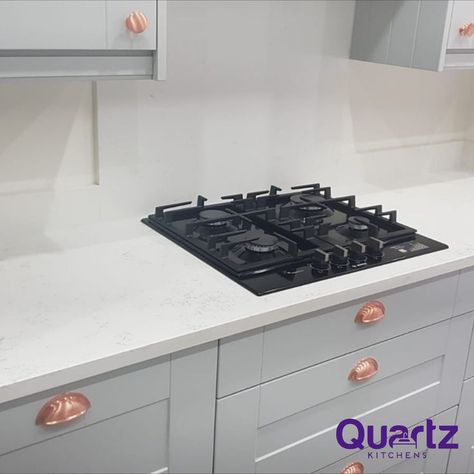 Quartz Kitchen Worktops Quartz Upstand And Tiles, Quartz Splashback, Quartz Splashback Kitchen, Hob Splashback Ideas, Kitchen Work Tops Quartz, Marble Effect Kitchen Worktops, Cashmere Kitchen White Worktop, Quartz Upstand And Splashback, Hob Splashback