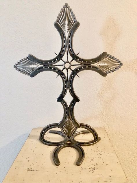 Horseshoes Ideas, Horse Shoe Cross, Weld Idea, Horseshoe Ideas, Horseshoe Crafts Projects, Nail Cross, Welding Crafts, Welding Ideas, Horseshoe Projects