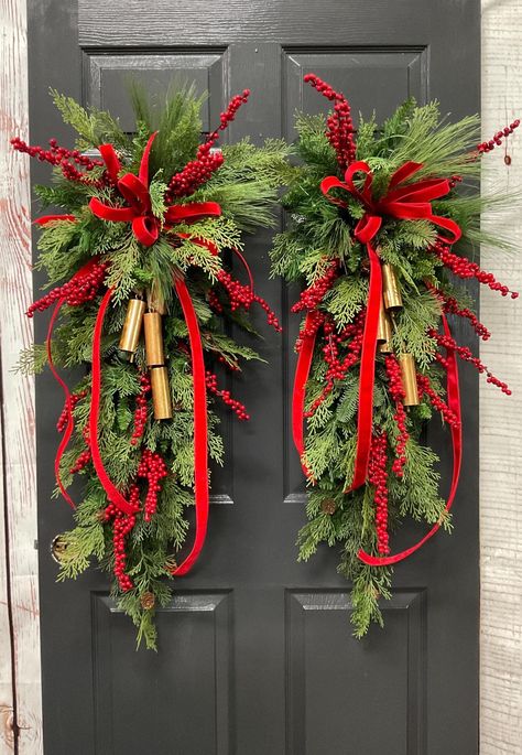 Christmas Door Swag Ideas, Front Door Christmas Swag, Christmas Teardrop Swags Diy, Winter Door Swag, Swag Christmas Wreath, Diy Christmas Swags, Christmas Swag Ideas, Christmas Door Swags Diy, Christmas Teardrop Swags