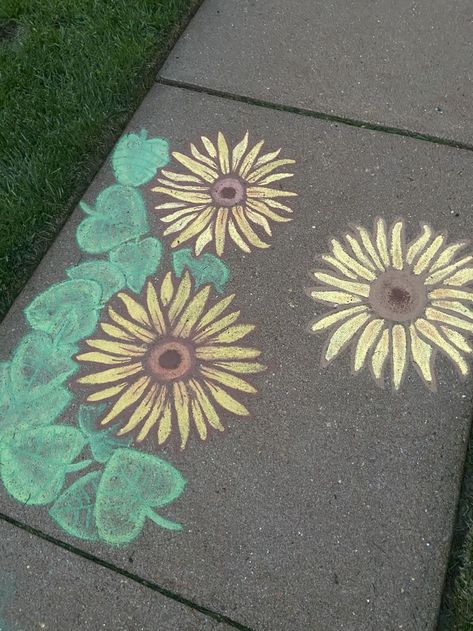 Chalk Flower Art, Sunflower Chalk Art, Bluey Chalk Art, Wet Chalk Art, Chalk Sunflower, Chalk Art Flowers, Chalk Flowers, Easy Chalk Drawings, Chalk Designs