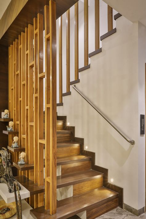 #STAIRCASE#PARTITION#LIGHT#WOODENLOOK#RAILING#INTERIOR#DETAIL Partition For Staircase, Staircase Partition Design, Wood Railing Design, Modern Railings For Stairs Interiors, Stair Partition, Different Floors, Design Stairs, Staircase Interior Design, Modern Stair Railing