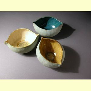 pinch bowls with pinched in edges to make ovals/points Clay Pinch Pots, Pottery Pinch Pot, Ceramic Pinch Pots, Coil Pots, Beginner Pottery, Pinch Bowls, Pinch Pot, Sculptures Céramiques, Pottery Handbuilding