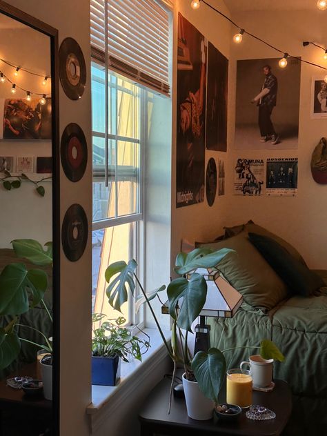 Earthy Indie Bedroom, Earthy Dorm Aesthetic, Minimalist Indie Room, College Student Living Room, Earthy Room Aesthetic Minimalist, Men’s Dorm Room, Masculine Bedroom Aesthetic, Clean Room Aesthetic Cozy Vibes, Boys Bedroom Aesthetic