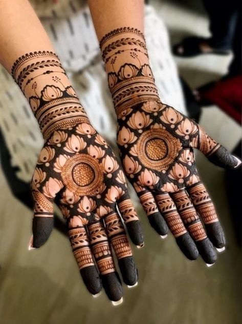 60+ Best & Trending Mehendi Designs For Festive Season 2024 - ShaadiWish Sider Mehendi Designs, Sider Mehndi Design, Trending Mehendi Designs, Trending Mehendi, Finger Mehndi Design, Henna Styles, Delicate Hands, Party Henna, Finger Mehndi