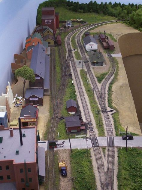 Model Train Display, Ho Train Layouts, Ho Scale Train Layout, Magazine Model, Ho Model Trains, Model Railway Track Plans, Hobby Trains, Ho Scale Trains, Model Train Sets