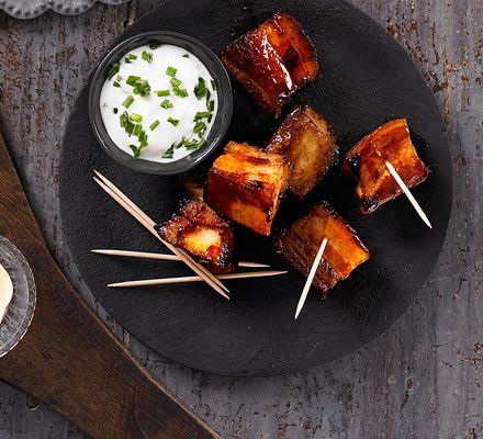 Glazed Pork Belly, Pork Belly Bites, Christmas Canapes, Honey Pork, Mini Hamburgers, Christmas Buffet, Glazed Pork, Pork Belly Recipes, Pork Glaze