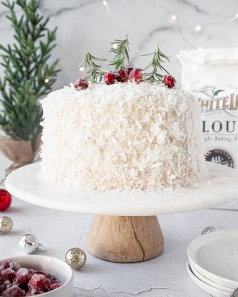 Coconut Cake Decoration, Snow Cake, Coconut Extract, How To Stack Cakes, Coconut Cake Recipe, Coconut Frosting, White Cakes, German Chocolate Cake, Lemon Extract