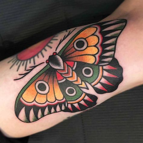 traditional butterfly tattoo Más Traditional Moth Tattoo, Tatuaje Trash Polka, Traditional Butterfly Tattoo, Traditional Butterfly, Butterfly Tattoo Meaning, Tattoo Old School, Butterfly Tattoos For Women, Moth Tattoo, Butterfly Tattoo Designs