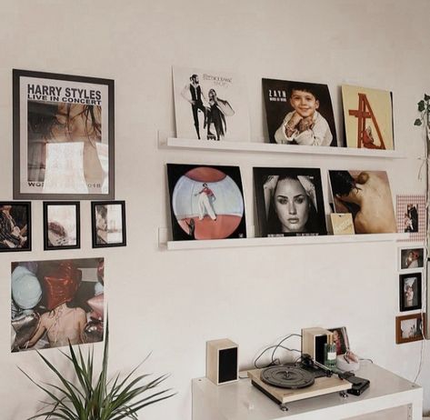 Home Music Rooms, Vinyl Room, Gambar One Direction, Record Room, Harry Core, Vinyl Display, Diy Room Decor For Teens, Record Wall, Room Goals