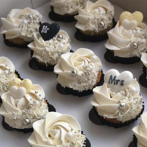 25th Anniversary Cupcakes Ideas, Wedding Reception Cupcakes, Mini Cupcake Designs, Anniversary Cupcake Ideas, Engagement Cupcake Ideas, Wedding Cupcakes Ideas Simple, Diamond Cupcakes, Mini Cupcakes Wedding, Wedding Cupcakes Ideas Elegant