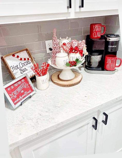 Keurig Hot Chocolate, Christmas Decor Diy Crafts, Holiday Hot Cocoa Bar, Christmas Hot Chocolate Bar, Christmas Kitchen Decor Ideas, Christmas Centerpieces Cheap, Diy Christmas Decorations For Home, Cozy Christmas Decor, Hot Chocolate Marshmallows